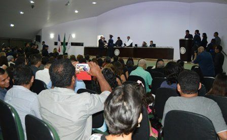 Pais, amigos e ex-docentes acompanharam a solenidade e foram lembrados nos discursos do paraninfo e da oradora